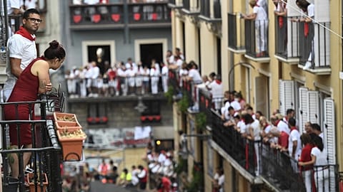 Les habitants au balcon avant le dernier Encierro des fêtes de San Fermin
