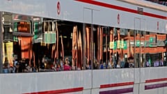 Vonat halad el egy használaton kívüli metróállomáson Madridban. 