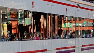 Vonat halad el egy használaton kívüli metróállomáson Madridban. 