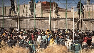 Environ 2 000 exilés ont tenté de forcer le passage à la frontière avec l'enclave espagnole de Melilla, à partir de la ville marocaine de Nador, le 24 juin 2022.