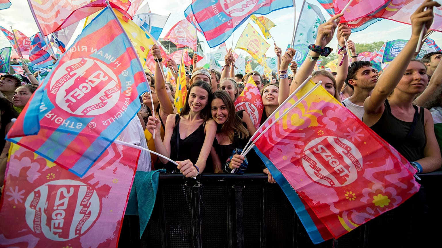 Fesztiválozók a Sziget nagyszínpadánál 2019-ben
