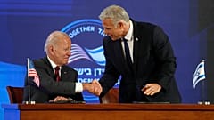 الرئيس الأميركي جو بايدن ورئيس حكومة تصريف الأعمال الإسرائيلي يائير لبيد 