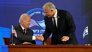الرئيس الأميركي جو بايدن ورئيس حكومة تصريف الأعمال الإسرائيلي يائير لبيد 