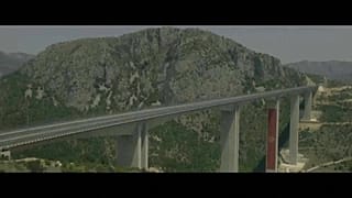 Eine Brücke auf dem fertiggestellten Autobahnabschnitt