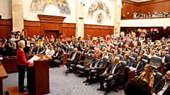 رئيسة المفوضية الأوروبية أورسولا فون دير لايين تلقي خطاباً في برلمان مقدونيا الشمالية،14 يوليو 2022.