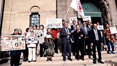 İranlı eski savcı vekili Hamid Nuri'ye destek vermek için İsveç'teki mahkemenin önünde toplanan Halkın Mücahitleri Örgütü yanlıları / Arşiv