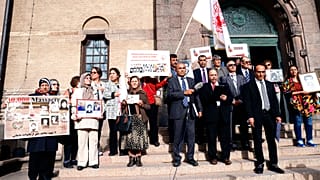 İranlı eski savcı vekili Hamid Nuri'ye destek vermek için İsveç'teki mahkemenin önünde toplanan Halkın Mücahitleri Örgütü yanlıları / Arşiv