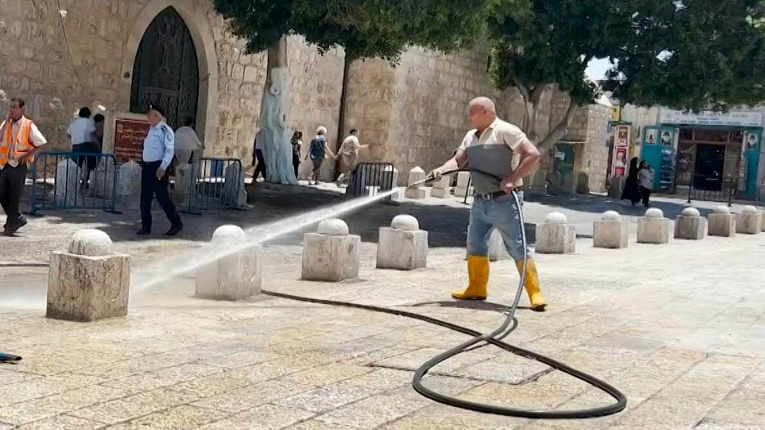 تحضيرات في كنيسة بيت لحم بالقدس قبيل زيارة الرئيس الأمريكي جو بايدن