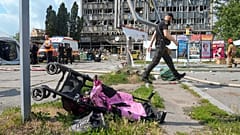 Коляска ребёнка, погибшего в результате ракетного удара по Виннице 14 июля 2022