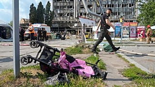 Коляска ребёнка, погибшего в результате ракетного удара по Виннице 14 июля 2022