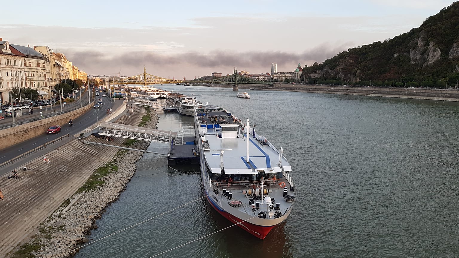 Füst gomolyog Budapest déli része felett