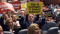 Abgeordnete der Opposition lehnen die Verfassungsänderung lautstark ab