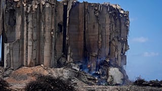 Silos de cereais entraram em chamas em Beirute