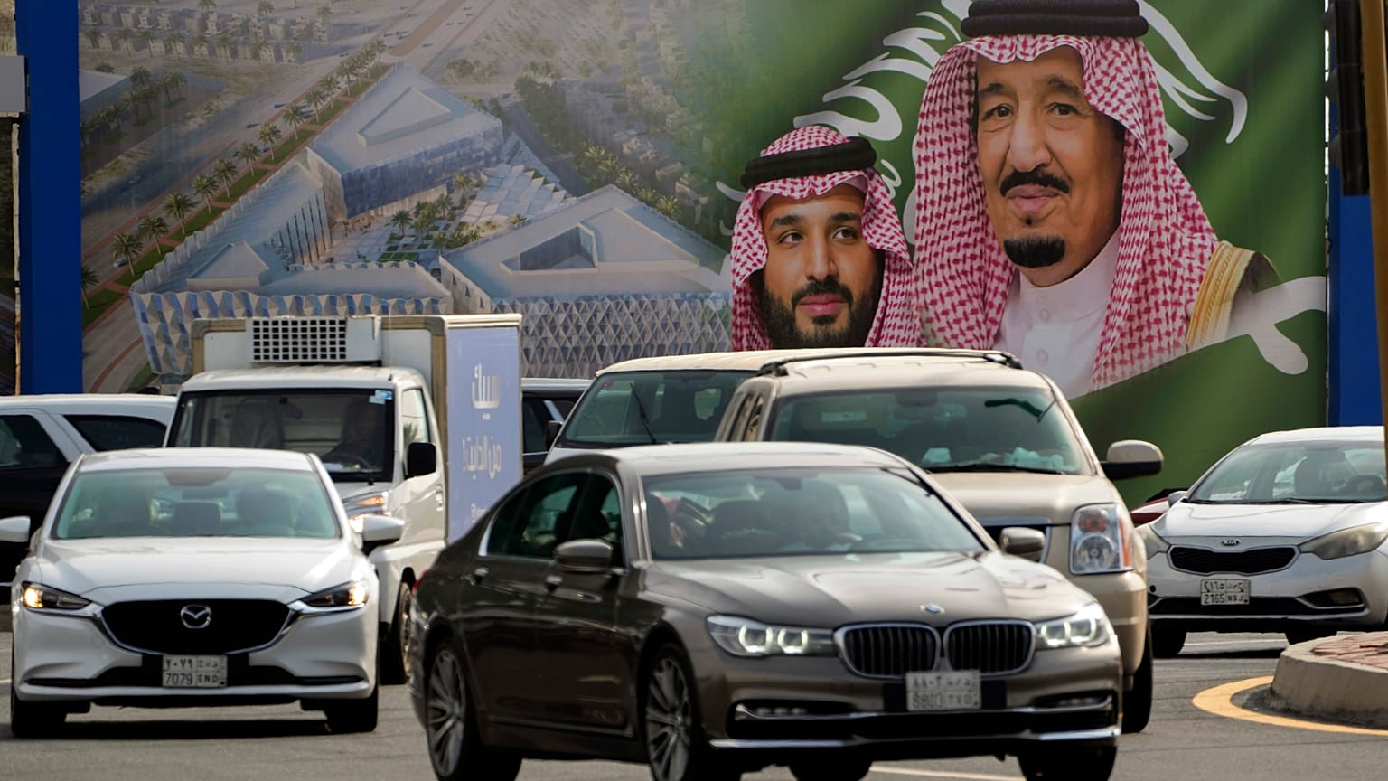 بنری در جده که در آستانه سفر بایدن به عربستان پادشاه و ولیعهد این کشور را نشان می‌دهد