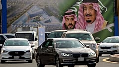 بنری در جده که در آستانه سفر بایدن به عربستان پادشاه و ولیعهد این کشور را نشان می‌دهد