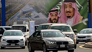بنری در جده که در آستانه سفر بایدن به عربستان پادشاه و ولیعهد این کشور را نشان می‌دهد