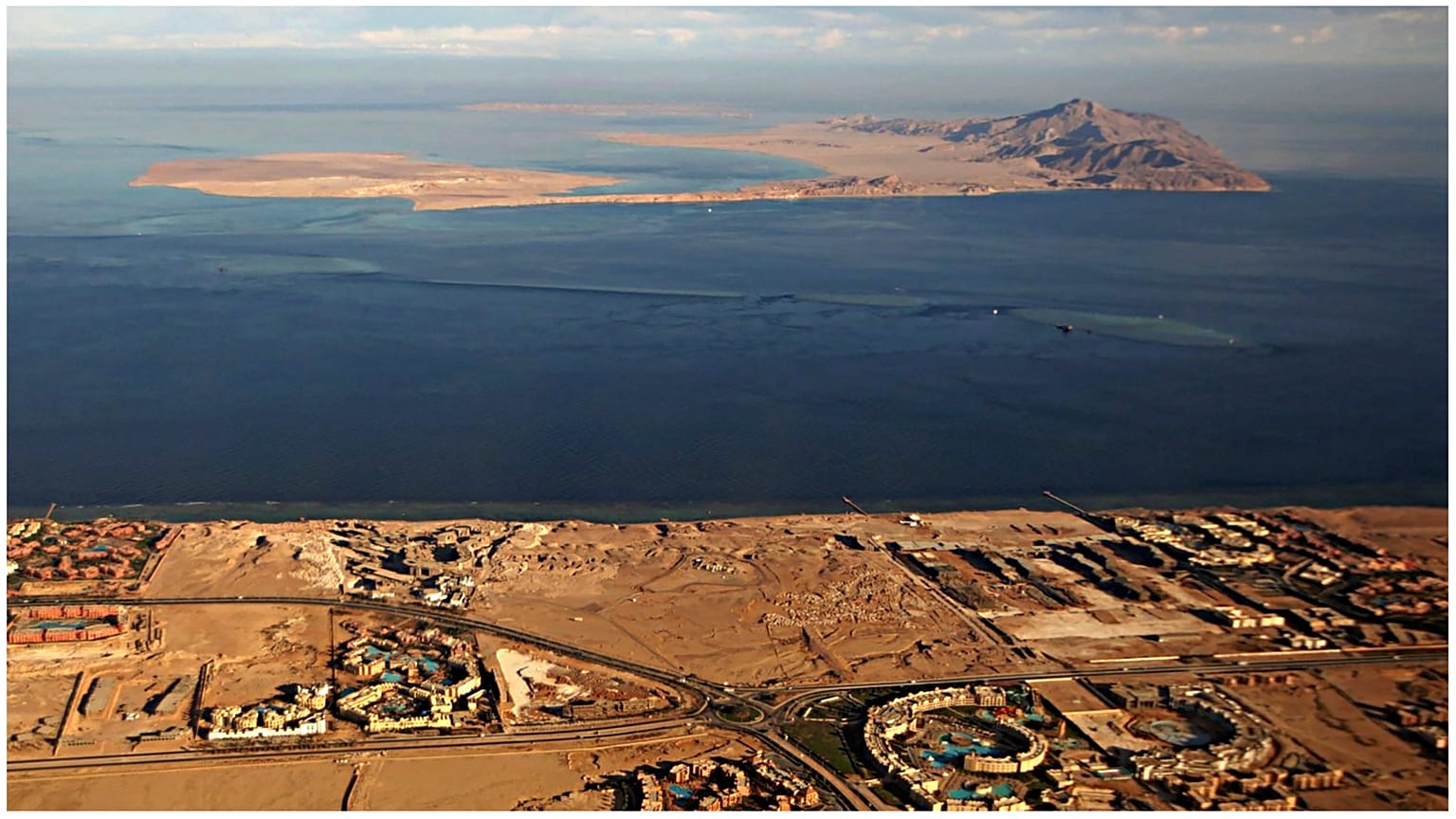 جزيرتي تيران (وسط) وصنافير (في الخلفية) في البحر الأحمر في مضيق تيران بين شبه جزيرة سيناء المصرية والمملكة العربية-14 يناير 2014  