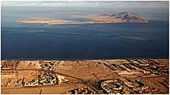 جزيرتي تيران (وسط) وصنافير (في الخلفية) في البحر الأحمر في مضيق تيران بين شبه جزيرة سيناء المصرية والمملكة العربية-14 يناير 2014  
