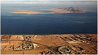 جزيرتي تيران (وسط) وصنافير (في الخلفية) في البحر الأحمر في مضيق تيران بين شبه جزيرة سيناء المصرية والمملكة العربية-14 يناير 2014