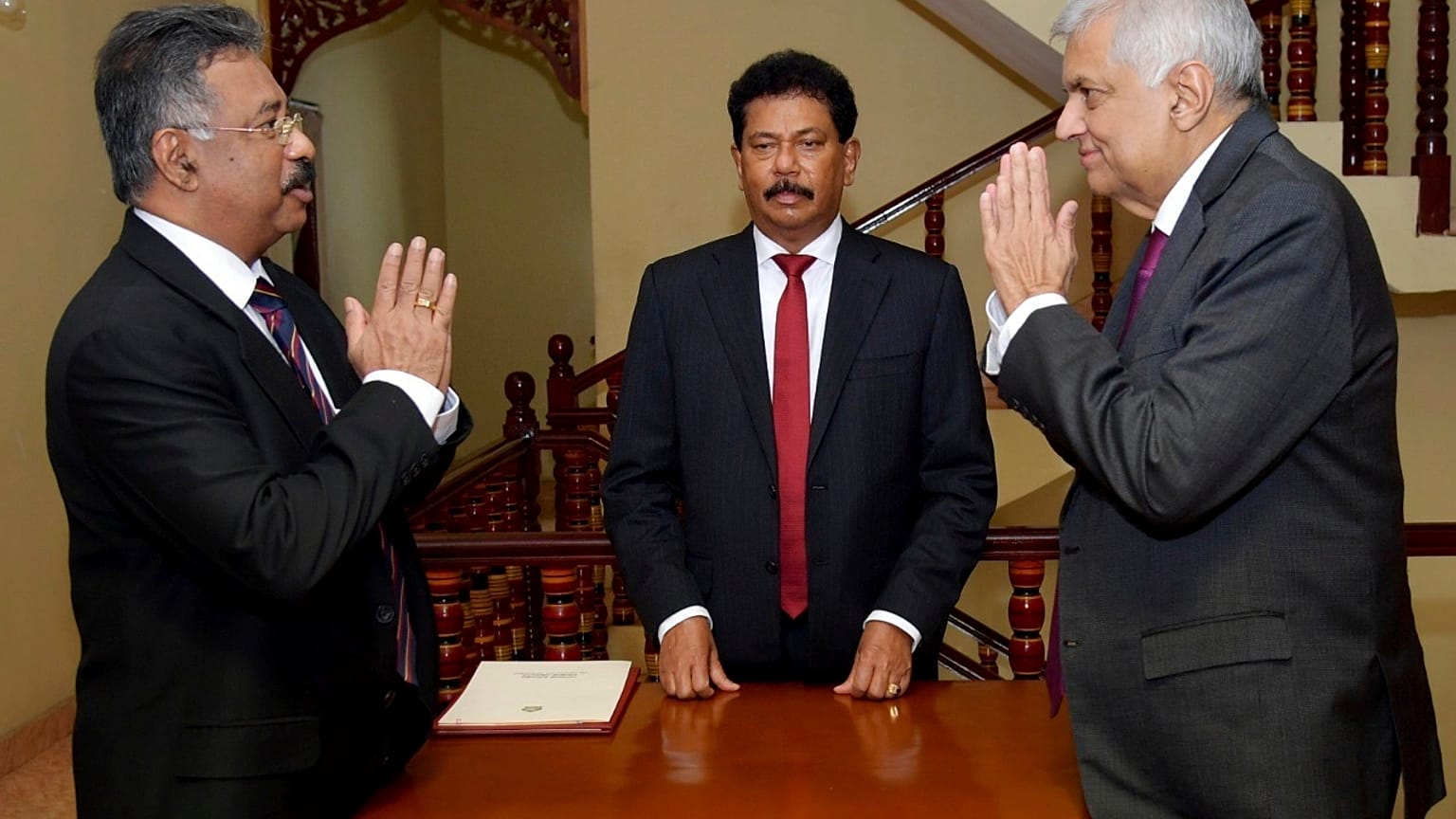 Premier Wickremesinghe (rechts) wird als Interimspräsident vereidigt.