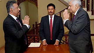 Premier Wickremesinghe (rechts) wird als Interimspräsident vereidigt.