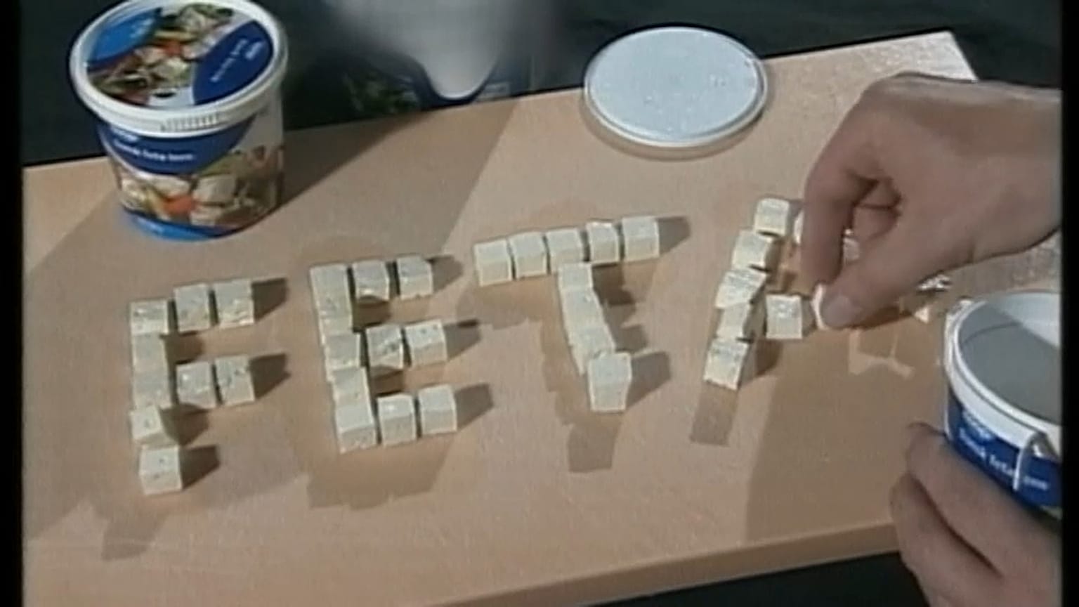 Sajtkockákból kirakott "feta" szó