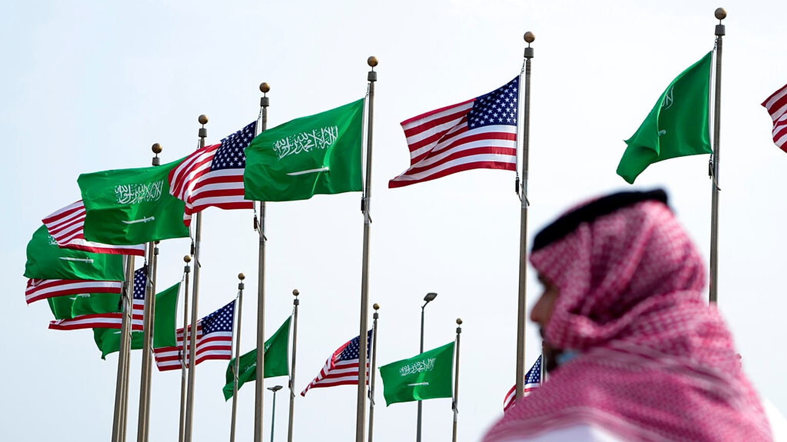 العلمين الأمريكي والسعودي قبل زيارة الرئيس الأمريكي جو بايدن في ساحة في جدة، المملكة العربية السعودية، الخميس 14 يوليو 2022 