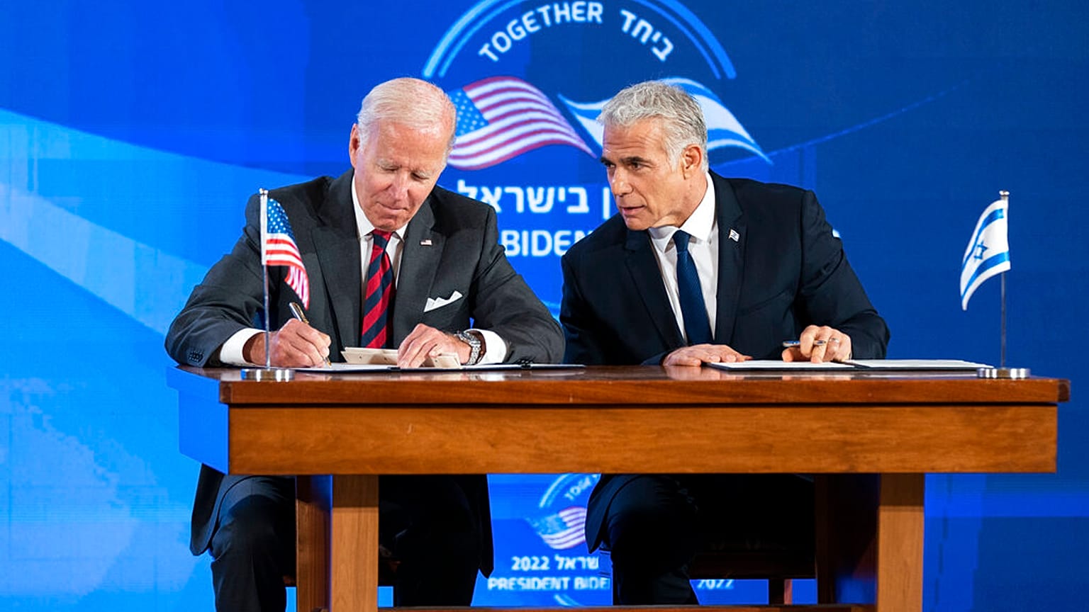 جو بايدن خلال توقيع "إعلان القدس" مع رئيس الوزراء الإسرائيلي يائير لبيد، في القدس، الخميس 14 يوليو 2022