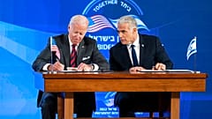 جو بايدن خلال توقيع "إعلان القدس" مع رئيس الوزراء الإسرائيلي يائير لبيد، في القدس، الخميس 14 يوليو 2022
