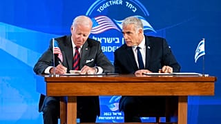 جو بايدن خلال توقيع "إعلان القدس" مع رئيس الوزراء الإسرائيلي يائير لبيد، في القدس، الخميس 14 يوليو 2022