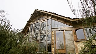Photo prise, le 04 janvier 2005 à Athée, dans le nord-ouest de la France, d'une maison construite avec des techniques respectueuses de l'environnement.