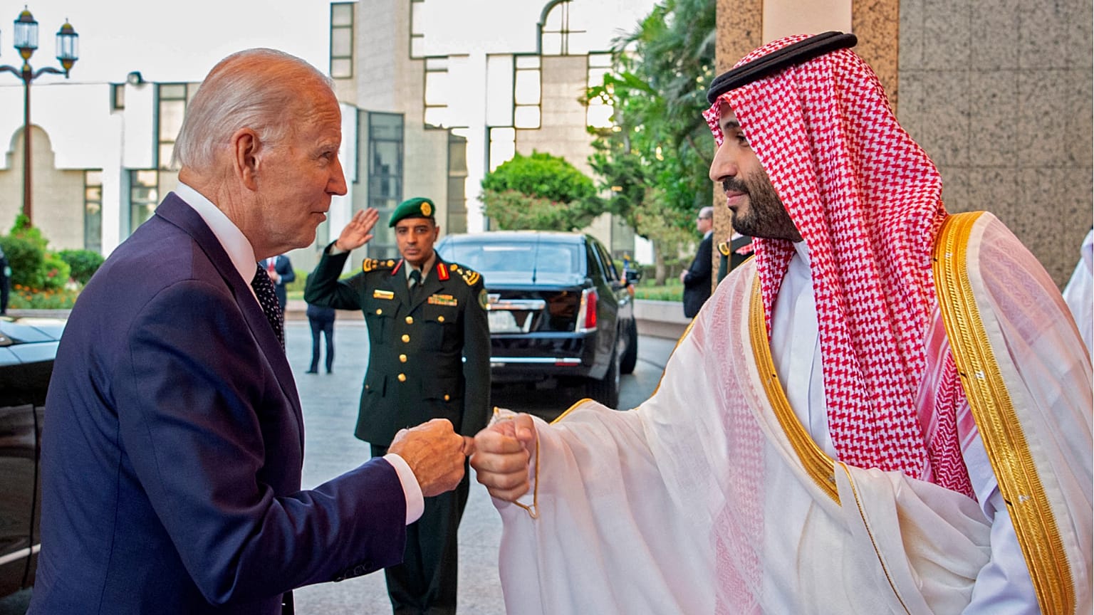بايدن يصافح ولي العهد الأمير محمد بن سلمان بقبضة اليد 