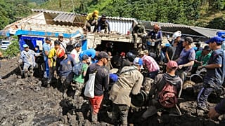 Αναζήτηση για επιζώντες στο καταπλακωμένο σχολείο