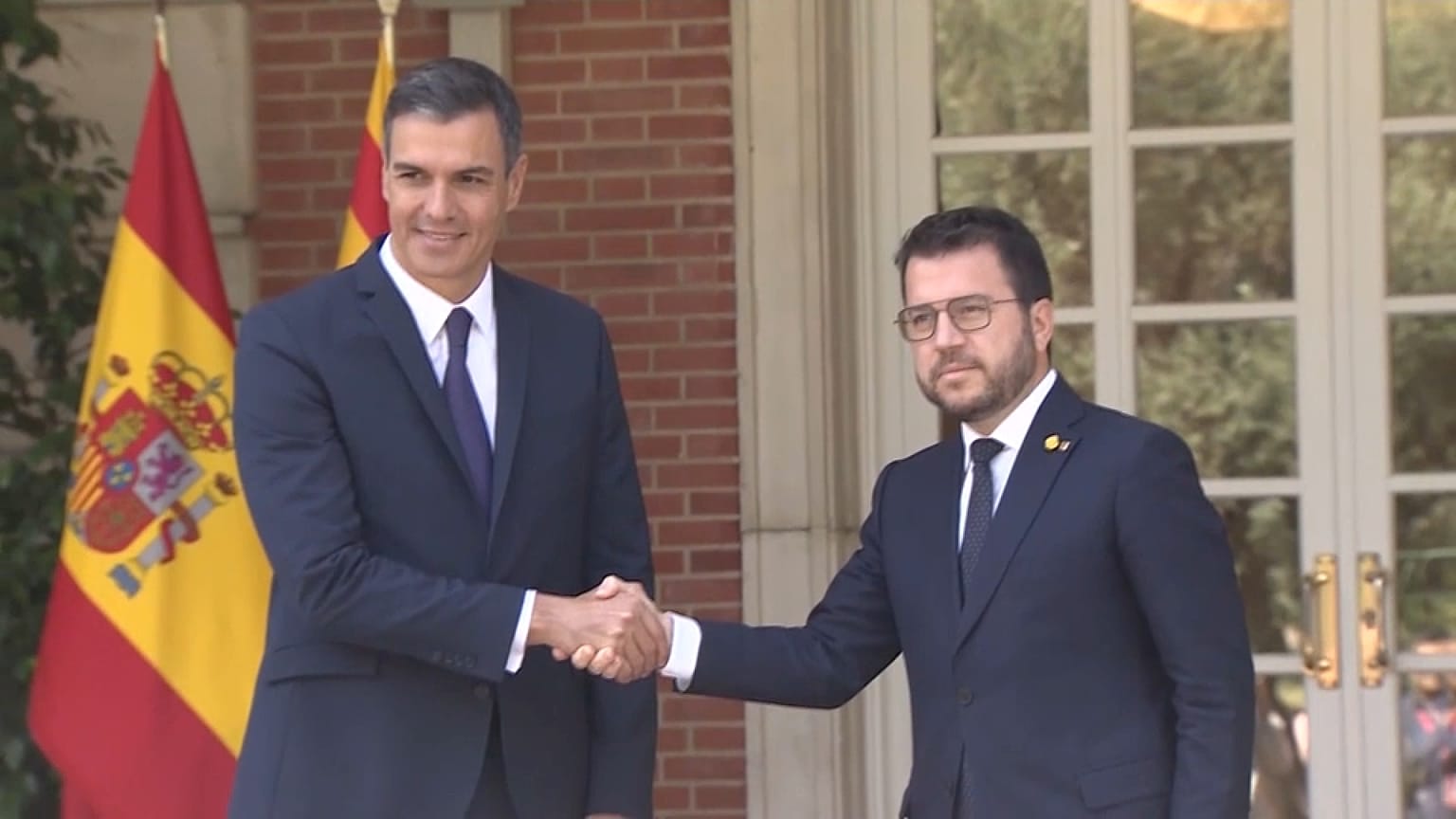 Pedro Sánchez y Pere Aragonès se dan un apretó de manos antes de la reunión en Moncloa