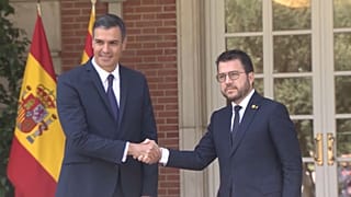 Pedro Sánchez y Pere Aragonès se dan un apretó de manos antes de la reunión en Moncloa