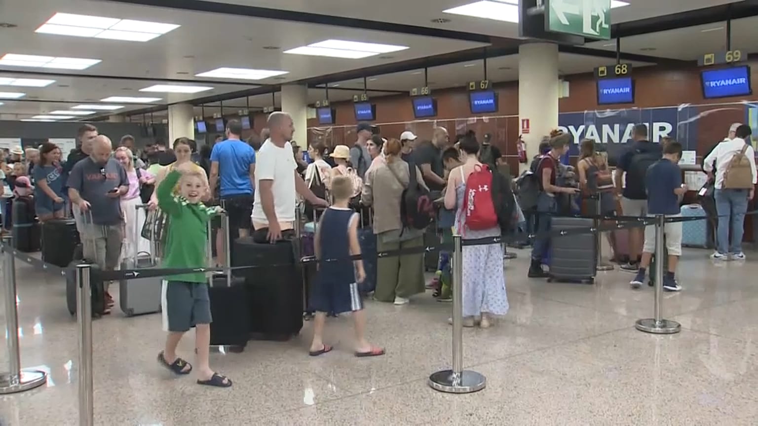 Pasajeros esperan en los mostradores de Ryanair en Barcelona, España
