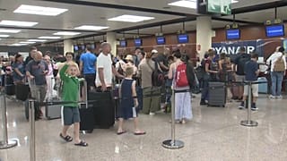 Pasajeros esperan en los mostradores de Ryanair en Barcelona, España