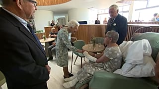 II. Erzsébet királynő egy Kent megyei hospice-kórház betegével társalog