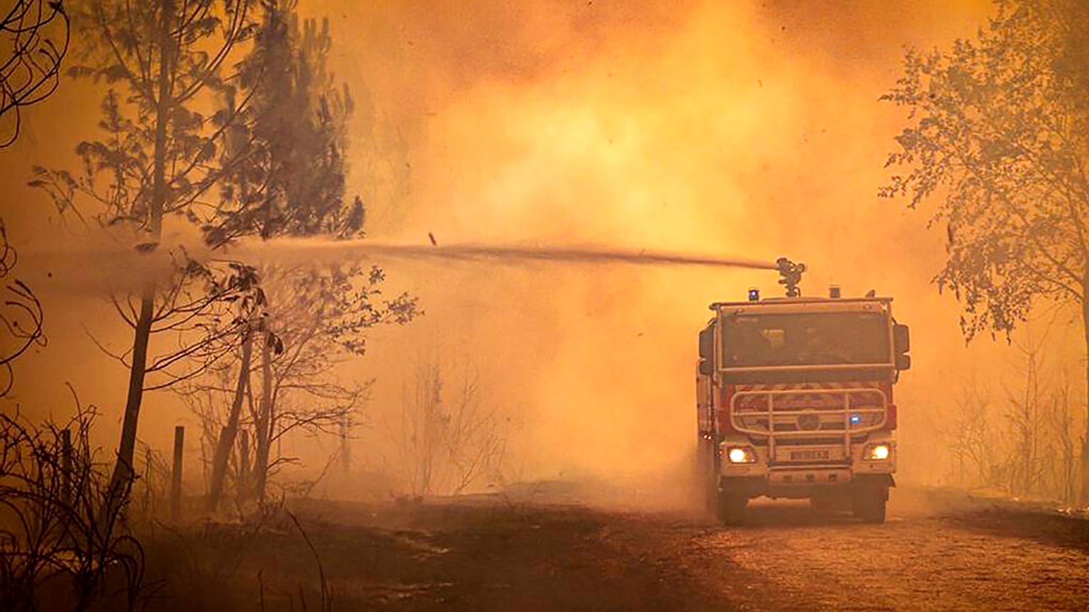 Los bomberos tratan de sofocar el fuego que calcina la provincia de Gironda en Francia