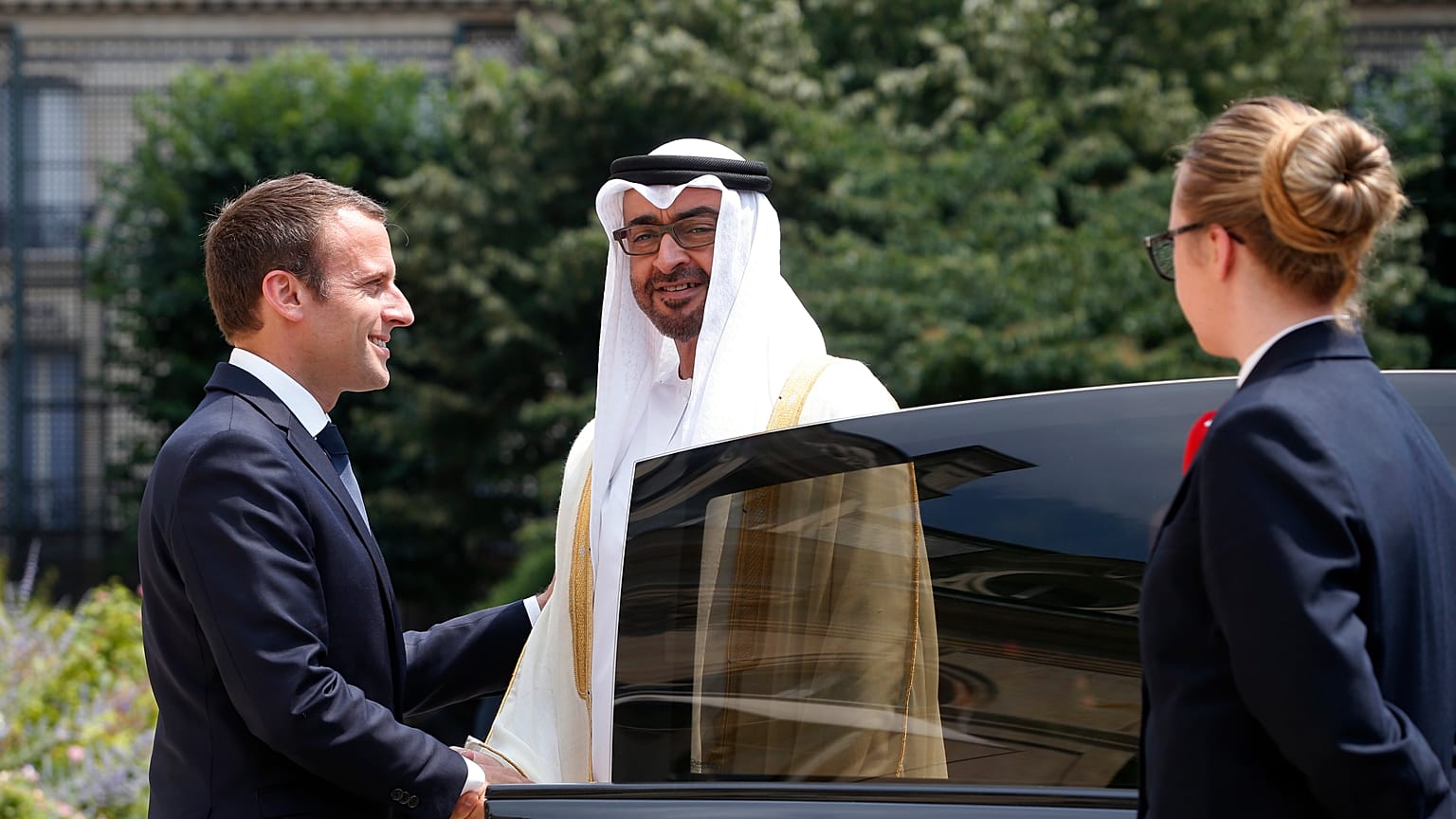 الرئيس الفرنسي إيمانويل ماكرون يصافح رئيس الإمارات الشيخ محمد بن زايد آل نهيان في قصر الإليزيه بباريس 2017.