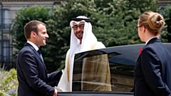 الرئيس الفرنسي إيمانويل ماكرون يصافح رئيس الإمارات الشيخ محمد بن زايد آل نهيان في قصر الإليزيه بباريس 2017.