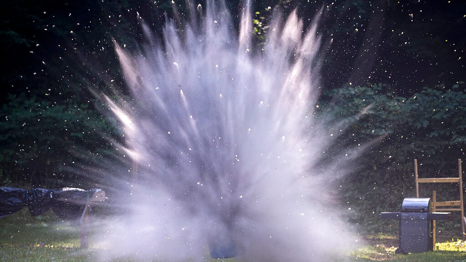 Explosion durch Feuerwerk - Symbolbild