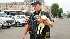 Ein ukrainischer Soldat im bombardierten Winnyzja in der Westukraine