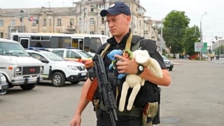 Ein ukrainischer Soldat im bombardierten Winnyzja in der Westukraine