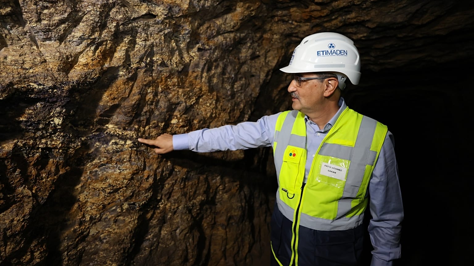 Enerji ve Tabii Kaynaklar Bakanı Fatih Dönmez, Beylikova’da 694 milyon tonluk nadir toprak elementleri rezervi bulunduğunu açıkladı.