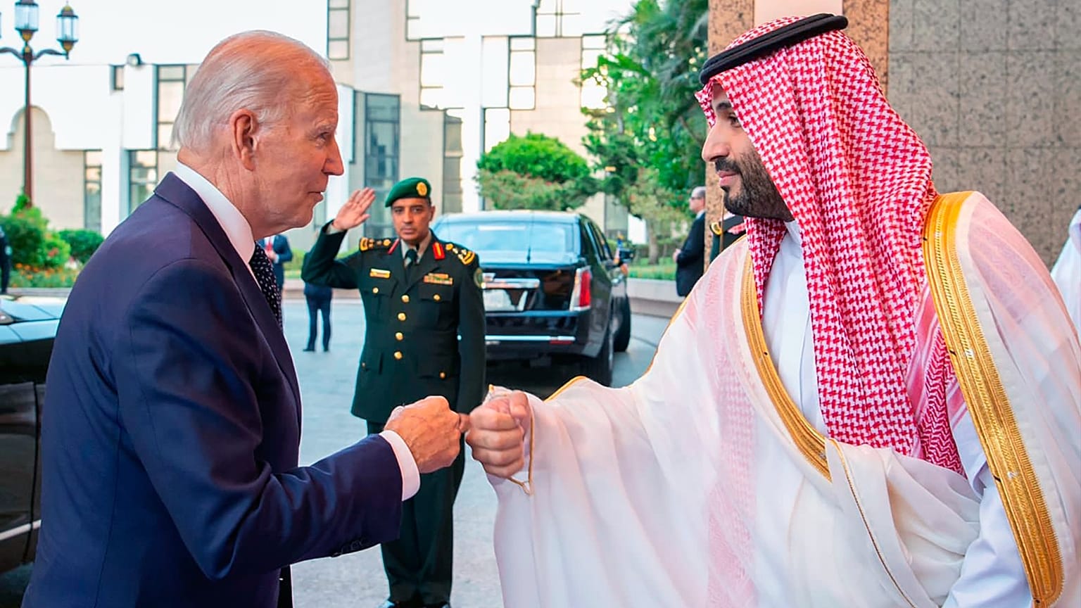 سلام القبضة بين بايدن وبن سلمان 