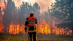 Los bomberos tratan de sofocar las llamas en la provincia de Gironda en Francia