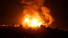Le esplosioni causate dai raid aerei israeliani