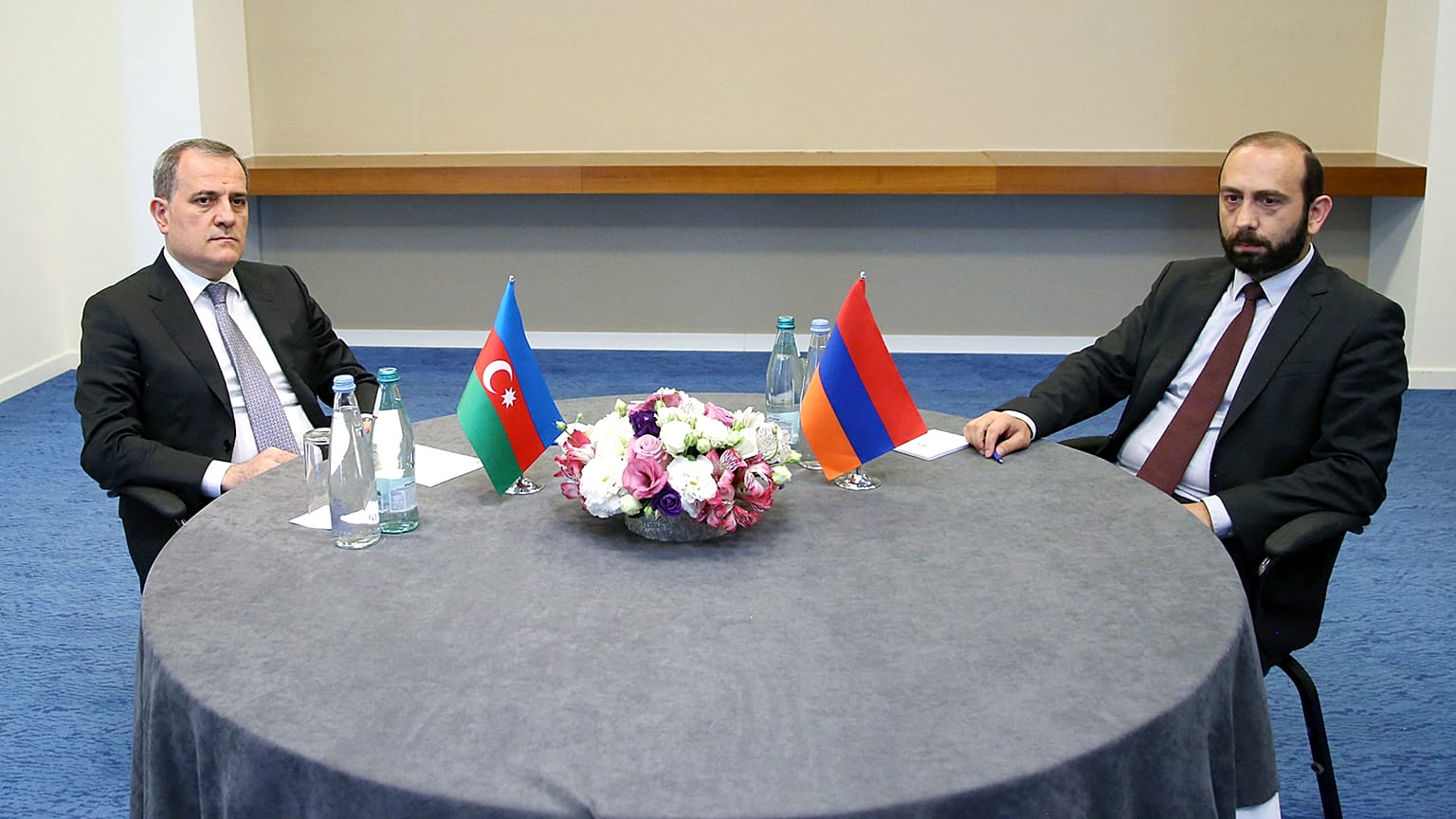 Foreign Minister of Azerbaijan Jeyhun Bayramov and Armenian Foreign Minister Ararat Mirzoyan looking on during a meeting in Tbilisi on 16 July 2022