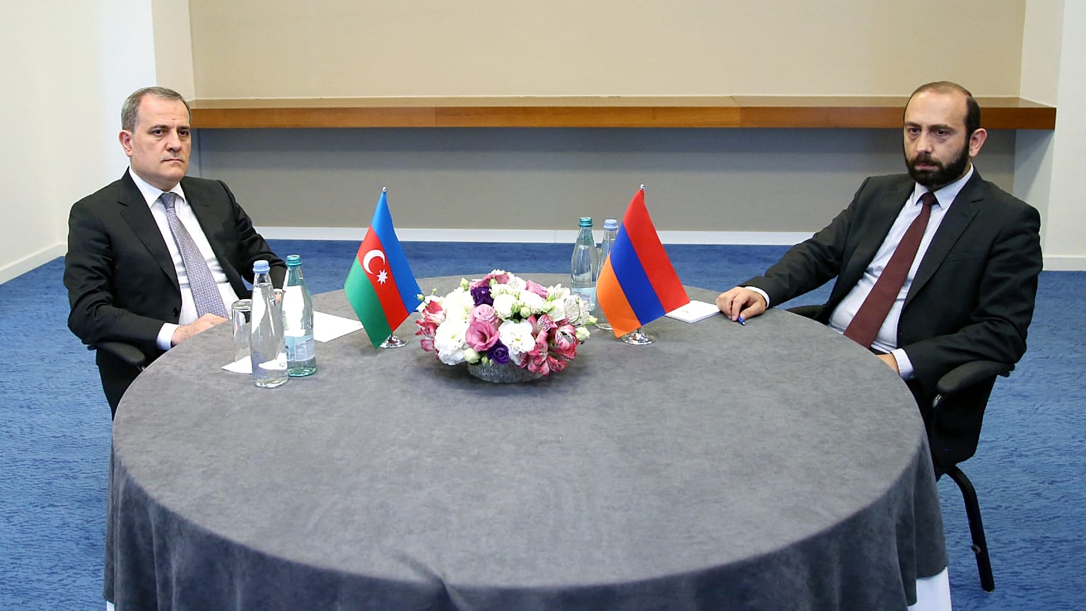 Le ministre azerbaïdjanais des Affaires étrangères, Jeyhun Bayramov (à gauche), et son homologue arménien, Ararat Mirzoyan, à Tbilissi, 16 juillet 